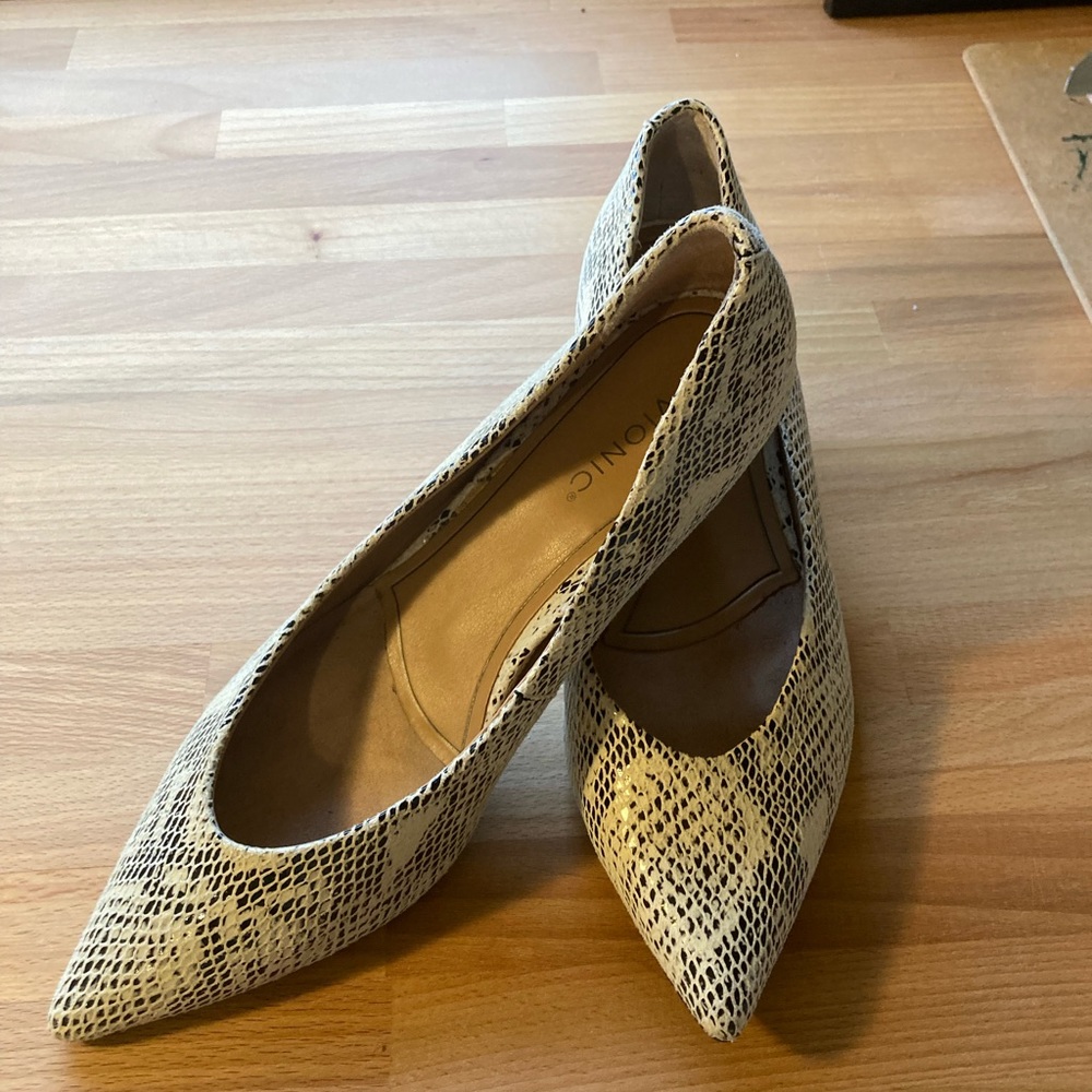 Vionic 8.5 pumps